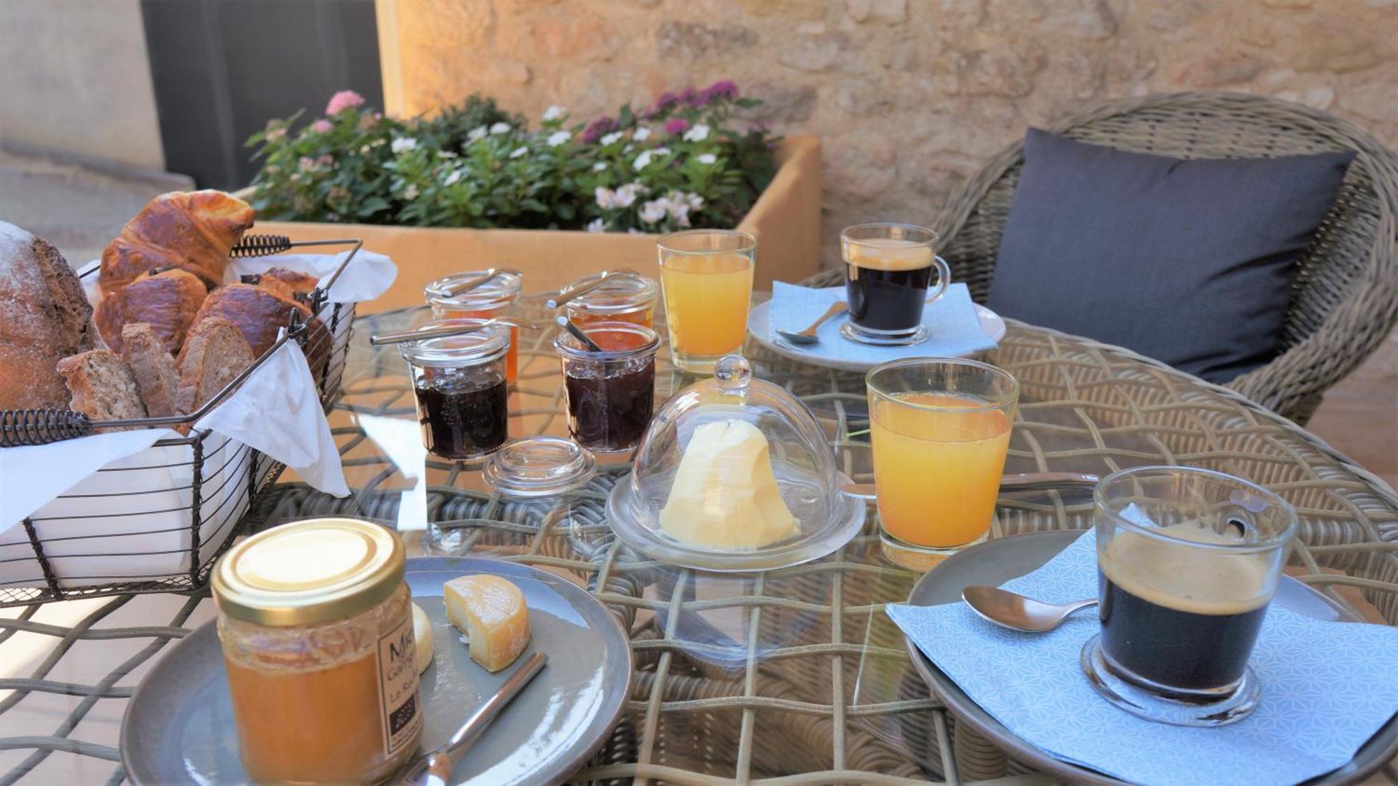 L'Ostal - Bed & Breakfast - Chambres Et Suites De 25 A 40M2 - Spa Saint-Hilaire-dʼOzilhan Exterior foto